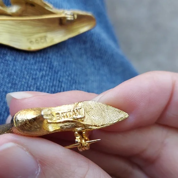 Goldtone vintage shoe shaped marked brooch lot - Picture 5 of 5